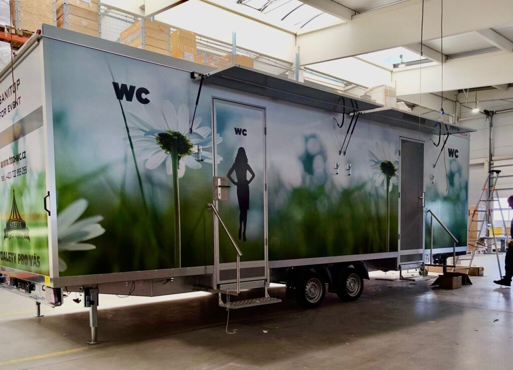 Sanitární přívěs XL +, pronájem splachovacích toalet, toalety k pronájmu, WC pronájem, WC na akci, TOP-WC.CZ, topwc_cz (1)