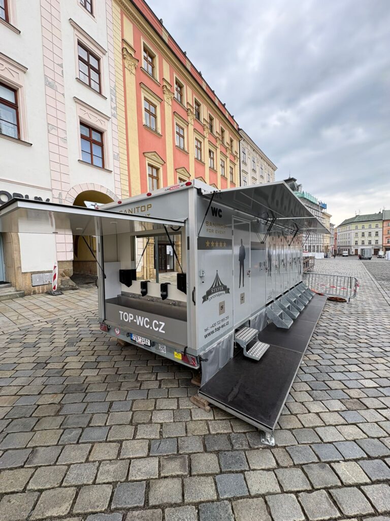Sanitární přívěs XXL PRO +, pronájem splachovacích toalet, toalety k pronájmu, WC pronájem, WC na akci, TOP-WC.CZ, topwc_cz (1)